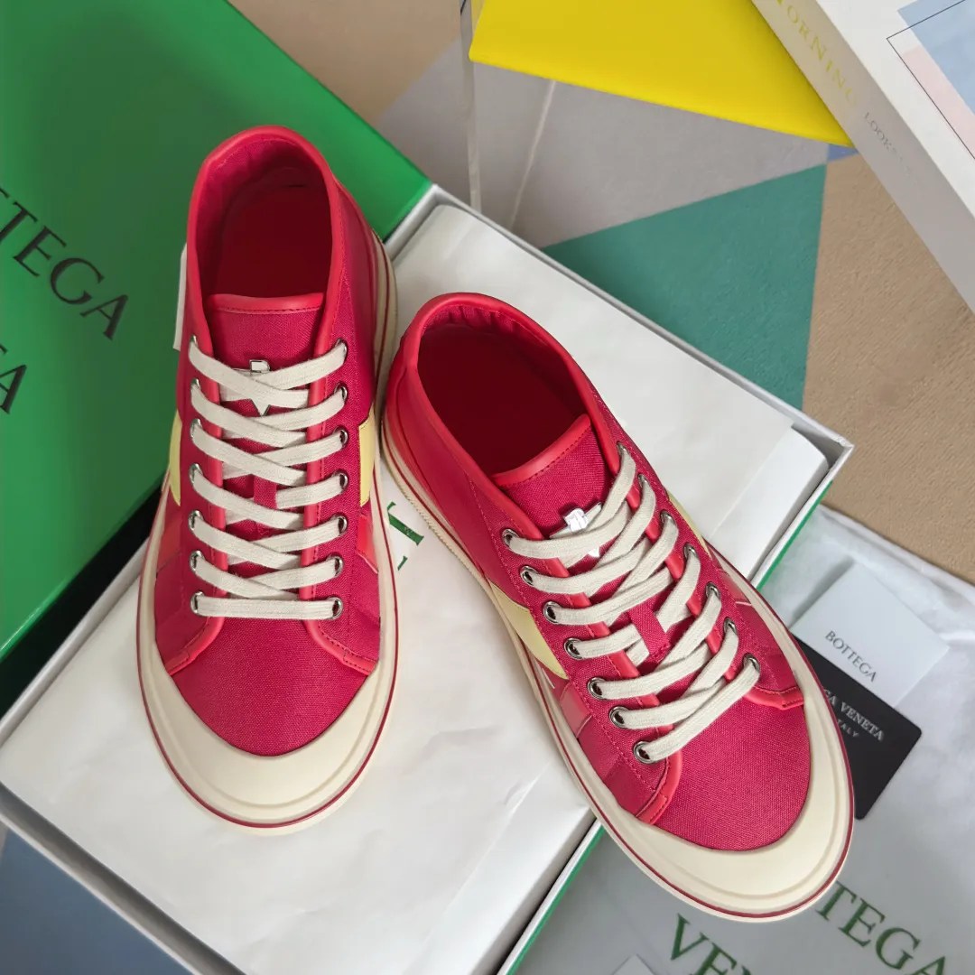 Top version: Couple model 580💰 Bottega Veneta Bottega Veneta BV’s latest Eliot series retro basketball shoes casual sports canvas shoes Bottega Veneta 2025 spring and summer show new shoes Eliot is on the market. Inspired by retro basketball sneakers, the color combination highlights youthful vitality and perfectly interprets the theme of youth and childlike innocence. The details are also very particular. The summer canvas brings excellent durability and comfort. Designs such as calfskin trim, rubber toe caps and hand-painted retro red lines are full of retro feel. The round toe and convex sole add a modern feel. Exquisite packaging at the delivery counter🛍📦 ▪️Fabrics: Original customized high-density canvas + cowhide ▪️Inner lining: Original customized breathable canvas ▪️Sole: Original open-molded anti-slip TPU material ▪️Sole thickness: 3CM ▪️Size: Women’s 35-41 / [Men’s 39-45 pre-sale]